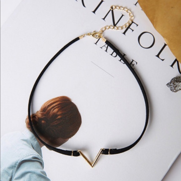 LA VICTOIRE • V Pendant Choker - Picture 3 of 4